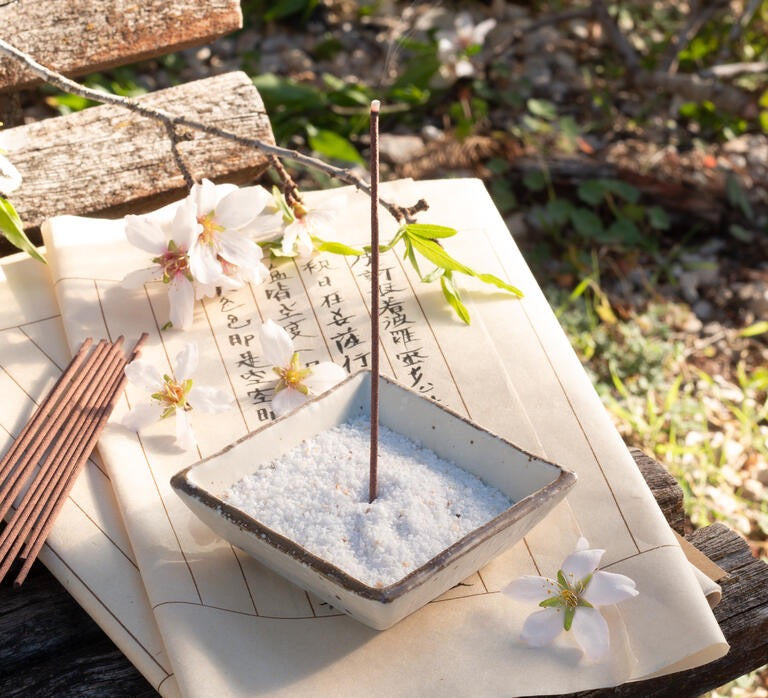 
                  
                    Shikaku rökelseskål, ivory white
                  
                