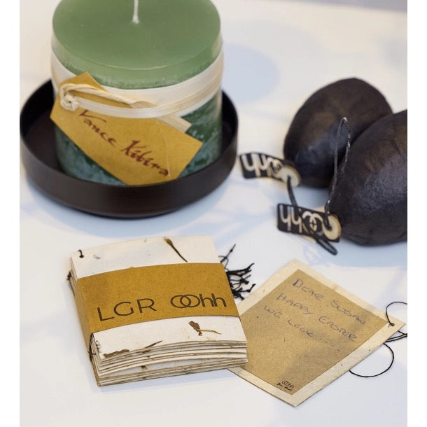 
                  
                    Timber Turf Green, lågt blockljus, 8x7,5 cm
                  
                