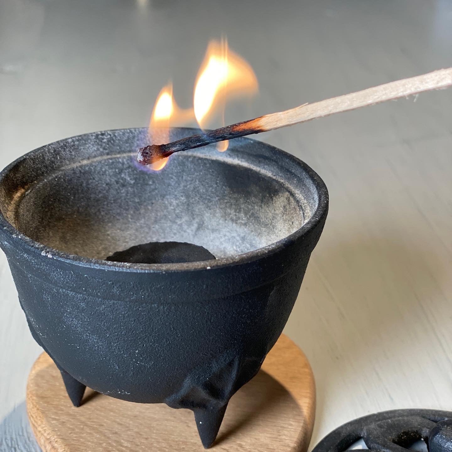 
                  
                    Bowl Black, rökelseskål med lock, gjutjärn
                  
                